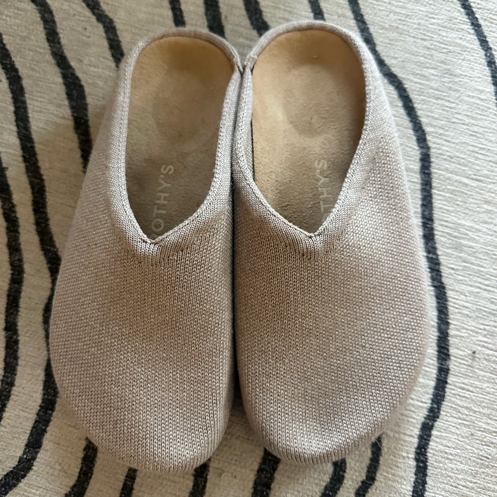 ROTHY’S CASUAL CLOG- DOVE (Size 5)